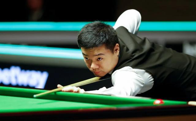 人对他的坚 人对他的坚